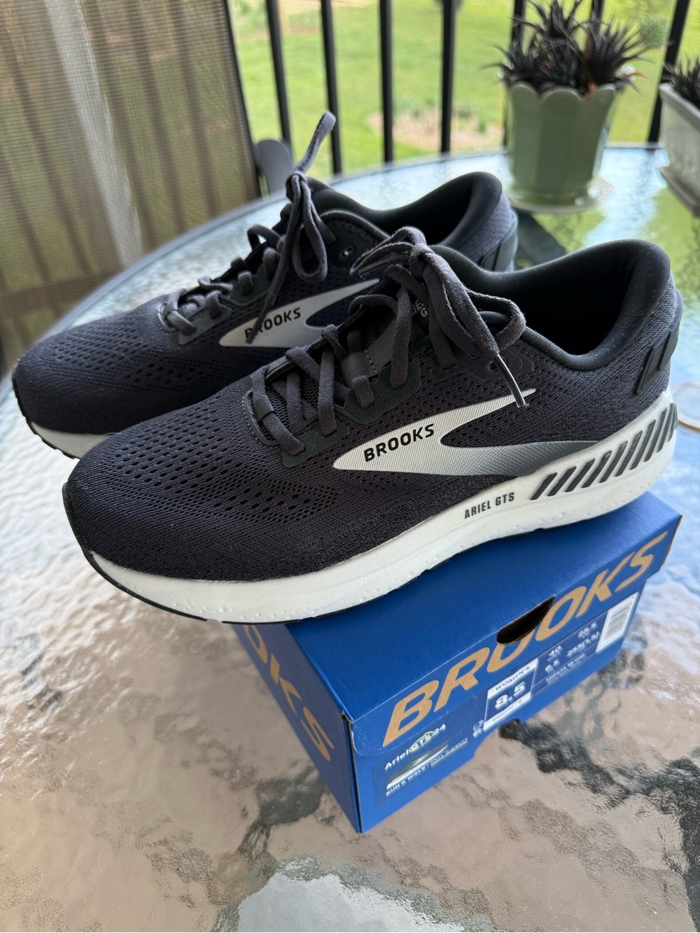 Brooks Ariel GTS 24 Women's Running Shoes in Black and White (Brand New)